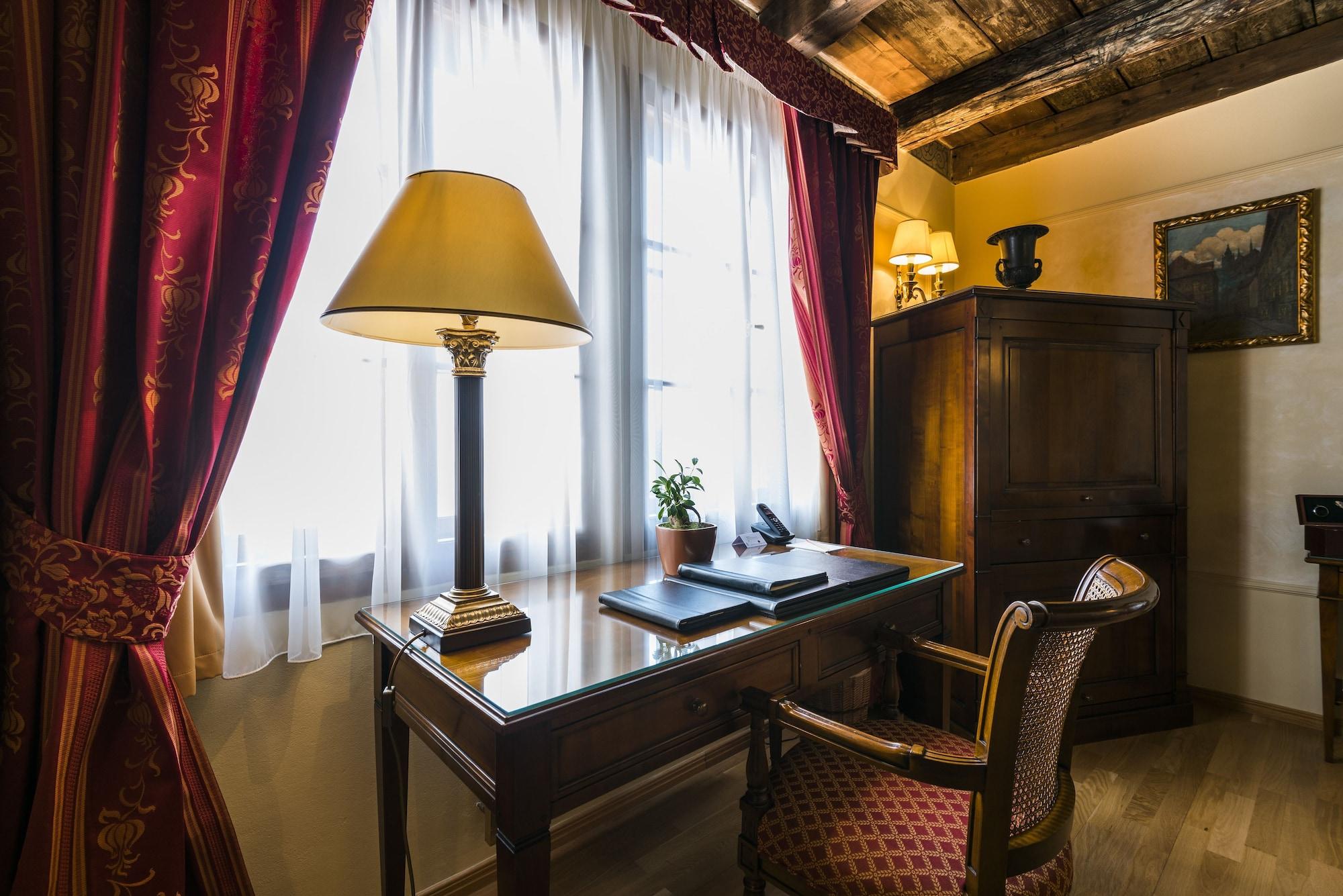 Golden Well Hotel Прага Екстериор снимка