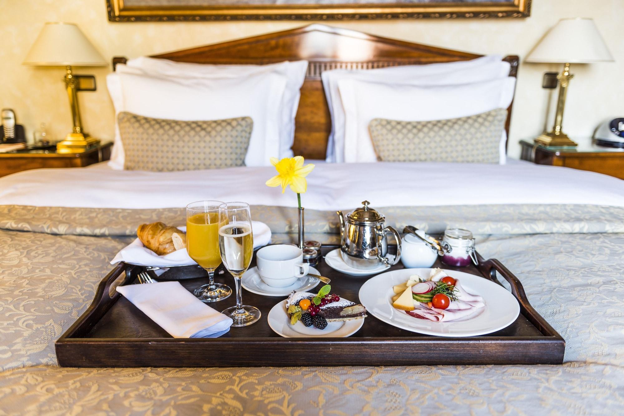 Golden Well Hotel Прага Екстериор снимка