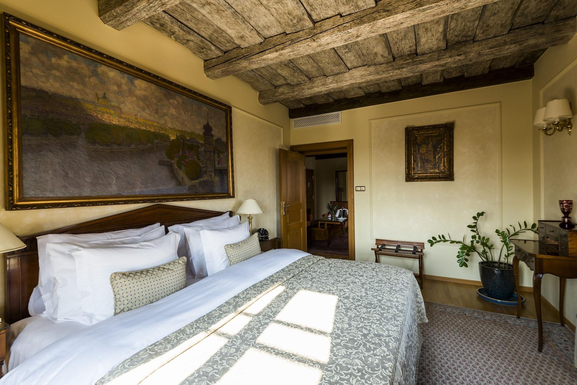 Golden Well Hotel Прага Екстериор снимка