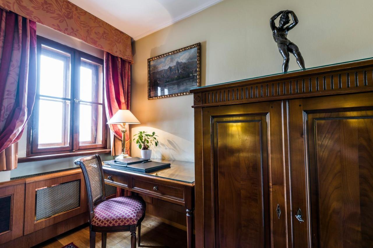 Golden Well Hotel Прага Екстериор снимка