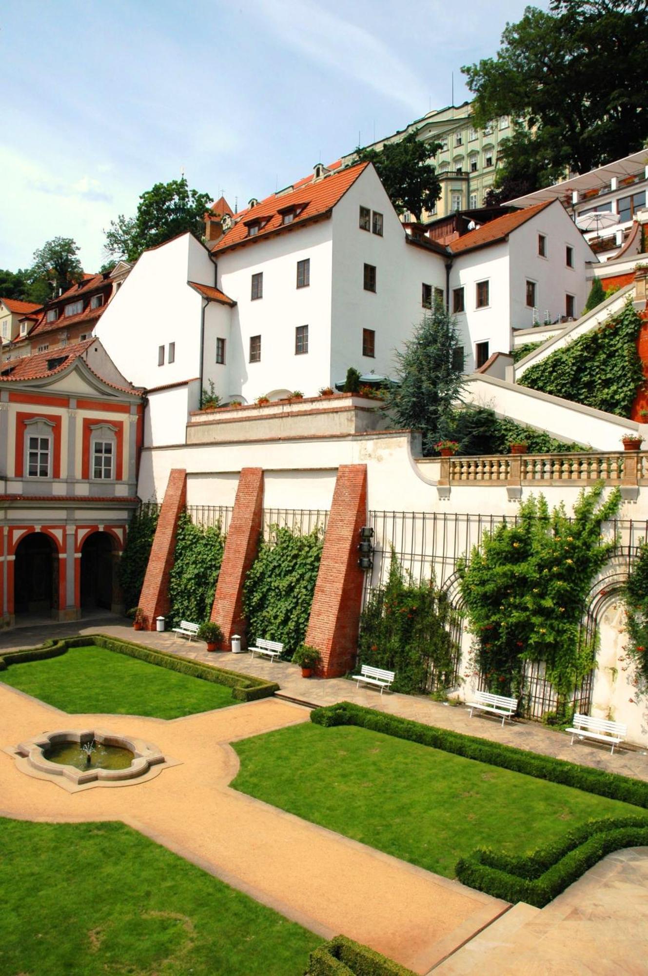 Golden Well Hotel Прага Екстериор снимка