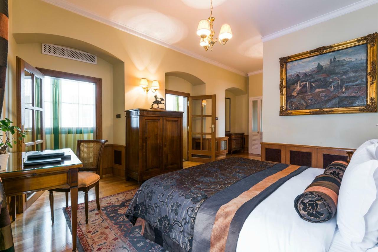 Golden Well Hotel Прага Екстериор снимка